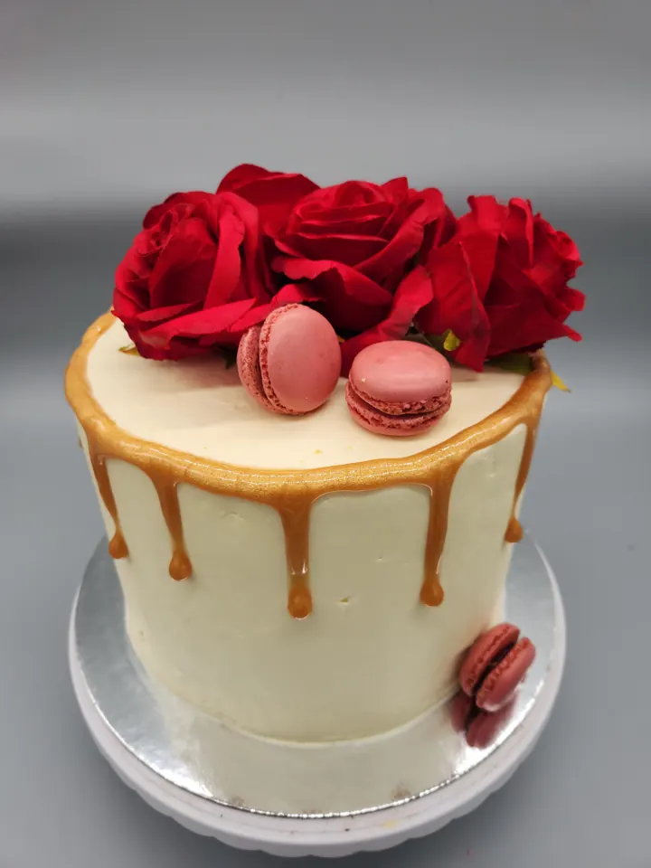 White drip cake with red roses