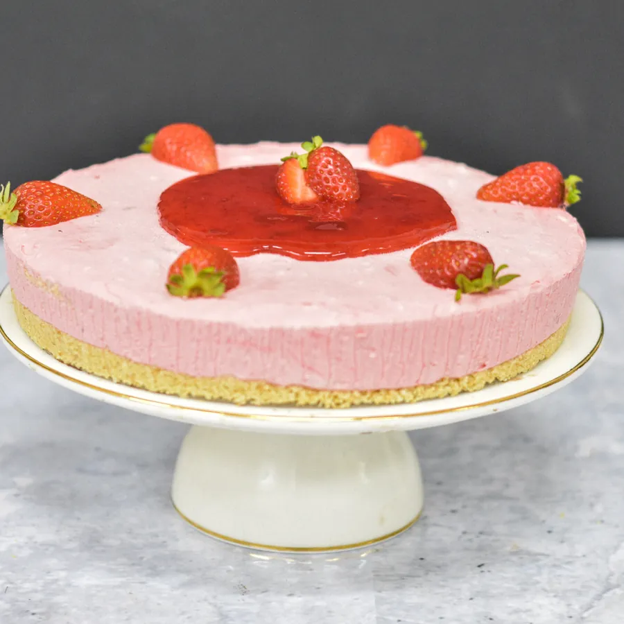 Strawberry Cheesecake, light continental cheesecake with strawberry